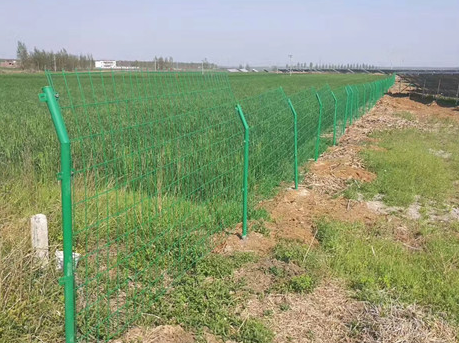 湖南圈地圍欄網采用雙邊護欄還是框架護欄比較好？